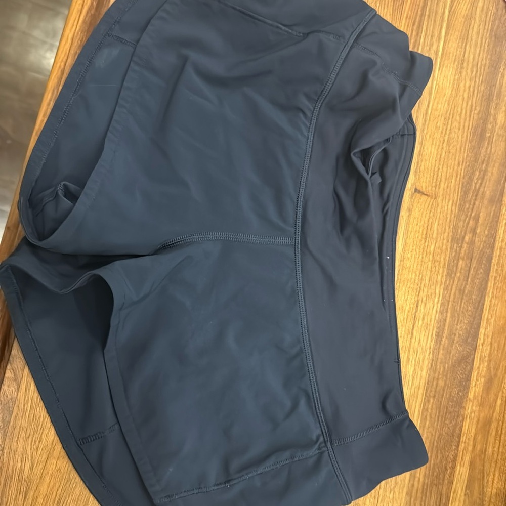 Lululemon black speed low rise ups 2.5’ size 4 in good condition.
